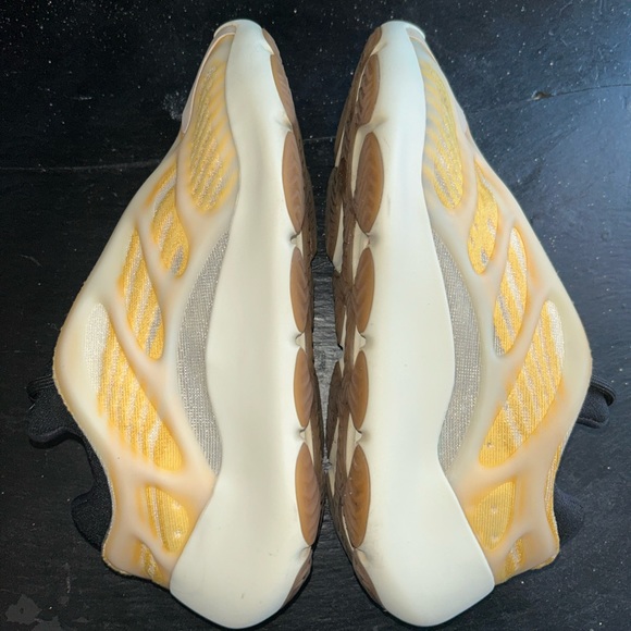 Adidas Yeezy 700 V3 - Picture 14 of 15